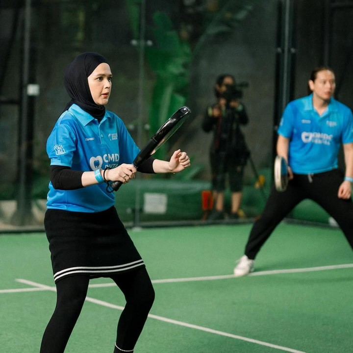 <p>Cut Meyriska dan Roger Danuarta beberapa waktu lalu mengikuti turnamen padel bersama. Pasangan yang telah dikaruniai dua anak ini belajar main padel selama seminggu untuk ikut turnamen ini, Bunda. "Belajar dalam waktu 1 minggu.&nbsp;<em>Happy</em> bgtt jadi tau kalau ternyata Padel itu seru banget, jd ketagihann," tulis Cut Meyriskan. Dalam turnamen ini, Cut Meyriska dan Roger berhasil mendapatkan predikat <em>Favorite Couple</em>. (Foto: Instagram @cutratumeyriska)</p>