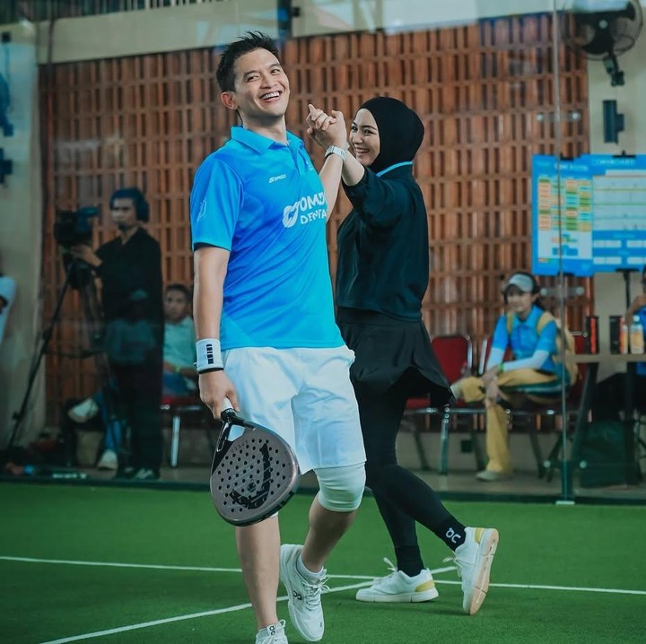 <p>Citra Kirana dan Rezky Adhitya dikenal sebagai pasangan yang selalu kompak untuk urusan olahraga. Setelah aktif bermain tenis, pasangan ini mencoba olahraga padel. Pada Mei lalu, keduanya bahkan berhasil menyabet juara pertama dalam turnamen padel. Citra Kirana pernah mengatakan bahwa ia menjadikan padel sebagai waktu <em>quality time</em> bersama suami. "Sekarang sih <em>quality time</em> lebih banyak olahraga ya, yang enggak salah sih positif ya, <em>alhamdulillah</em>," katanya, dikutip dari <em>detikcom</em>. (Foto: Instagram @citraciki)</p>