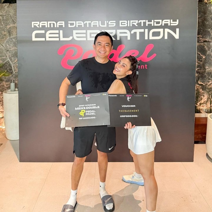 <p>Pasangan Ayu Dewi dan Regi Datau baru-baru ini mengungkap tentang hobi baru bermain olahraga padel. Keduanya bahkan diketahui memiliki jadwal rutin untuk berlatih padel, Bunda. Belum lama ini, keduanya terlihat bersama di lapangan padel untuk mengikuti turnamen yang diselenggarakan keluarga Regi. (Foto: Instagram @mrsayudewi)</p>