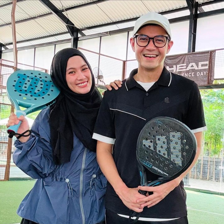 <p>Pasangan artis Alyssa Soebandono dan Dude Harlino memilih olahraga padel untuk menghabiskan waktu bersama. Berbeda dengan kebanyakan artis, pasangan ini tampaknya baru mencoba untuk belajar main padel, Bunda. Dalam unggahan di Instagram, Dude mengungkap rasa bahagianya bisa main padel bareng sang istri. "<em>Masyaa Allah</em>, kembali olahraga bareng, seru bgt," tulis Dude. (Foto: Instagram @dude2harlino/ @ichasoebandono)</p>