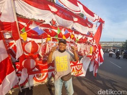 Cerita Pedagang Bendera di Matraman Jaktim Pernah Dapat Order 100 Meter