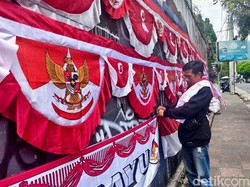 Pedagang Bendera Mulai Menjamur di Kota Batu Jelang HUT RI Ke-80