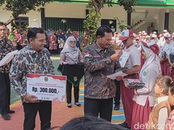 Tak Cuma Negeri, Siswa SD-SMP Swasta di Madiun Juga Dapat Seragam Gratis