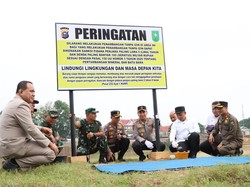 Polda-Pemprov Riau Ajak Warga Bersihkan Tepian Sungai Jelang Pacu Jalur