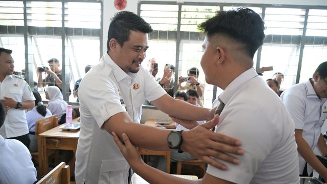 Gubernur Sumut, Bobby Nasution, minta percepat pembangunan dapur SPPG untuk program MBG, ajak kolaborasi demi gizi anak dan ekonomi daerah.