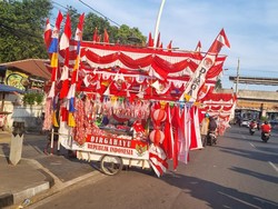 Jelang HUT Ke-80 RI, Penjual Bendera Merah Putih Mulai Ramai di Matraman