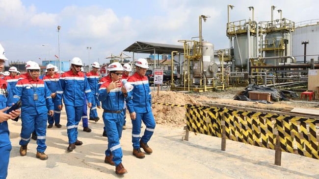 Direktur Utama Pertamina, Simon Mantiri, kunjungi PHR di Riau untuk tinjau inovasi teknologi dan upaya peningkatan produksi minyak nasional.