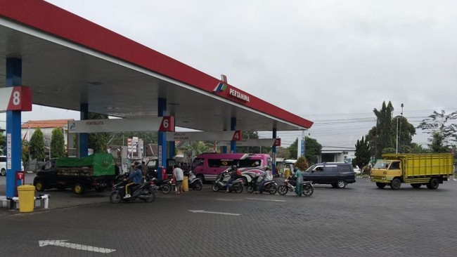 Setelah penutupan Jalur Gumitir, antrean BBM di Jember mulai membaik, Pertamina pun memastikan stok BBM aman dan meminta masyarakat tidak panic buying.