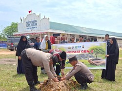 Green Policing Masuk Ponpes di Dumai, Para Santri Tanam Pohon