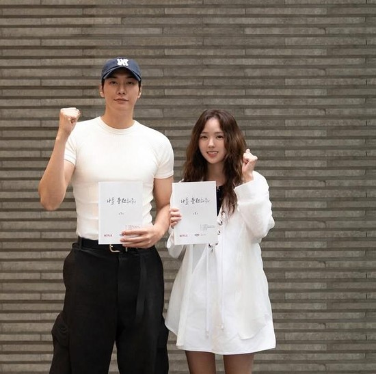 Kim Young Kwang dan Chae Soo Bin Tampil Penuh Pesona di Pembacaan Naskah Drakor Baru 'Take Charge of My Heart'