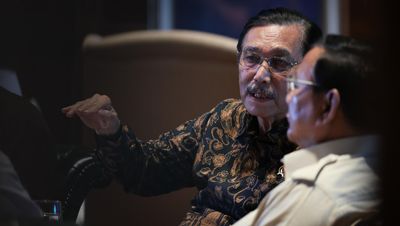 Presiden RI Prabowo Subianto menggelar rapat bersama Dewan Ekonomi Nasional (DEN) membahas kondisi perekonomian dan arah kebijakan strategis ke depan di kediaman pribadinya di Hambalang, Jawa Barat, K