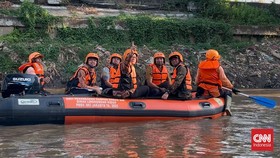 Pramono Susur Sungai Ciliwung Pakai Perahu, Minta Bantaran Dirapikan