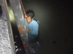 Pria di Jakbar Tercebur ke Kali Saat Santai Pulang Kerja, Damkar Evakuasi