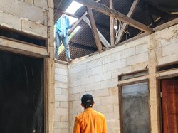 Pohon Tumbang dan Longsor Timpa Sejumlah Rumah di Bogor, 2 Orang Luka