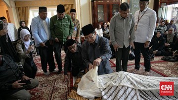 Suryadharma Ali ni pokopan v TMP Kalibata, družina izbrala Cikarang