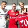 Momen Bintang Liverpool Cari Sandy Walsh Buat Tukar Jersey