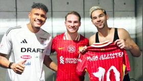 Momen Bintang Liverpool Cari Sandy Walsh Buat Tukar Jersey