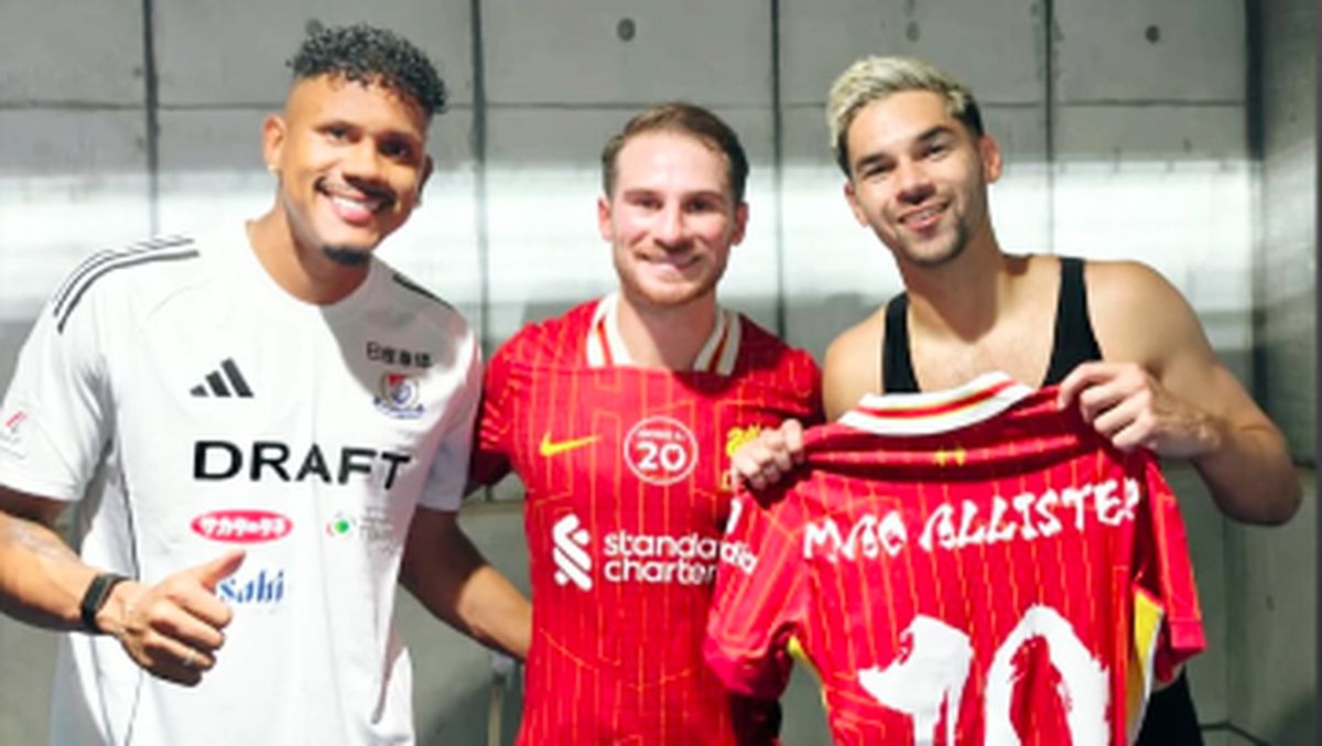 Momen Bintang Liverpool Cari Sandy Walsh Buat Tukar Jersey
