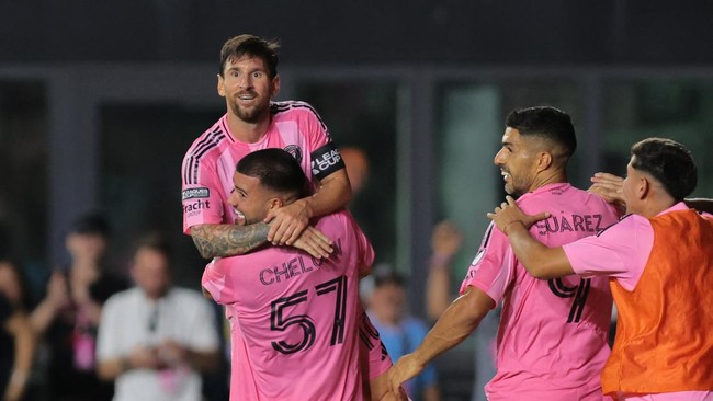 Pelatih Atlas Heran Lionel Messi Maki-maki Pemain Lawan Pelatih Atlas heran selebrasi Messi sampai memaki pemainnya. Dia menyebut pemainnya bukan robot, tetapi manusia yang terbuat dari daging dan darah.