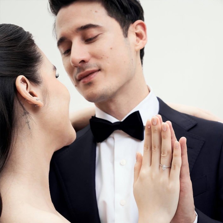 <p>Mereka pun tak sungkan memperlihatkan pose romantis. Bahkan, Steffi juga memamerkan cincin yang melingkar di jari manisnya. “Keduanya menghadirkan nuansa intimate dalam setiap potret. Tatapan hangat, senyum yang tulus, hingga momen memamerkan cincin,” tulis akun The Bride Story. (Foto: Instagram@steffizamoraaa)</p>