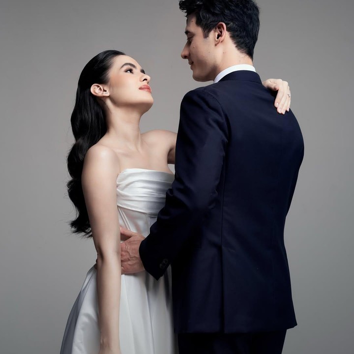<p>Pasangan ini tampil begitu serasi, bukan, Bunda? Steffi terlihat menawan menggunakan gaun klasik berwarna putih. Sementara itu, sang kekasih tampil gagah menggunakan tuxedo berwarna hitam. “Inspirasi <em>prewedding</em> yang minimalis, elegan, dan penuh <em>chemistry</em> dari pasangan <em>@steffizamoraaa</em> dan <em>@ninojkt,”</em> tulis akun <em>@thebridestory,</em> Kamis (31/7/2025). (Foto: Instagram@steffizamoraaa)</p>