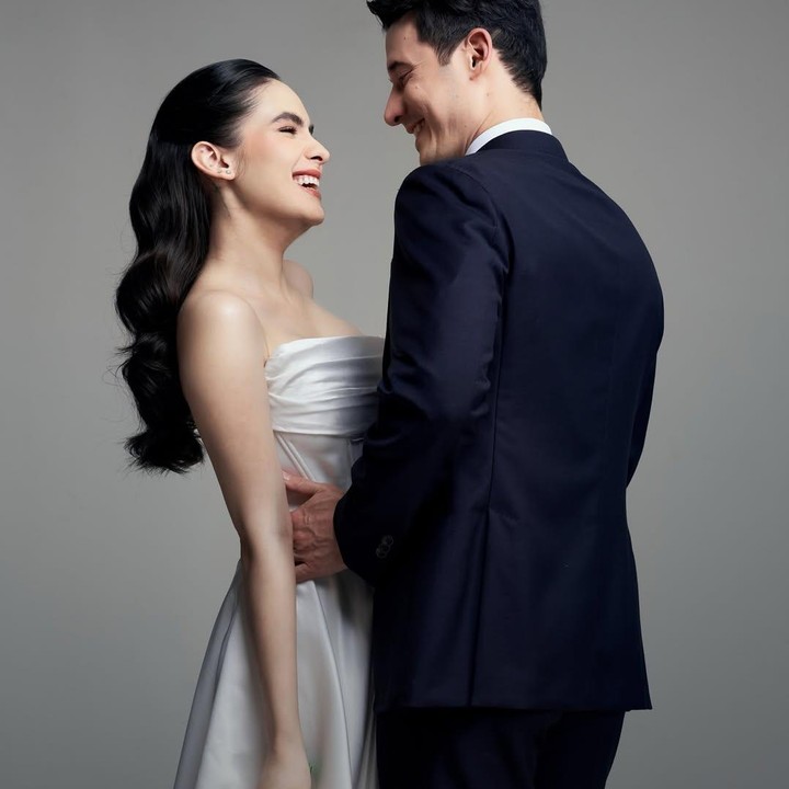 <p>Bagaimana tidak? Postingan tersebut memperlihatkan keduanya menggunakan busana ala pengantin. Tanpa memberikan penjelasan detail tentang foto-foto itu, Steffi terlihat hanya melengkapinya dengan mencantumkan <em>emoticon</em> hati berwarna putih. (Foto: Instagram@steffizamoraaa)</p>
