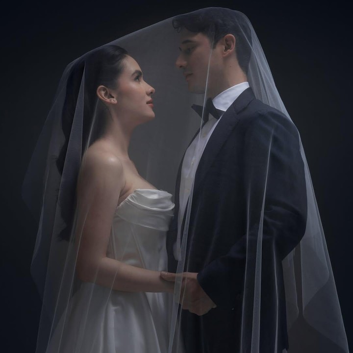 <p>Belum diketahui pasti tentang foto tersebut, tetapi netizen langsung membanjiri kolom komentar dengan ucapan selamat. “Akhhhhhh <em>congrats</em> steff,” tulis akun <em>@violaspam****.</em> “Selamat buat <em>@ninojkt</em> dan <em>@steffizamoraaa</em> semoga langgeng sampai pernikahan dan menjadi pasangan selama-lamanya. Tuhan memberkati kalian berdua,” tulis akun <em>@jokonugroho****.</em> (Foto: Instagram@steffizamoraaa)</p>