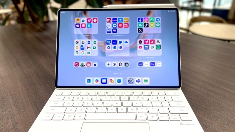 Bagi mereka yang hidupnya serba produktif dan dinamis, HUAWEI MatePad Pro 12.2" 2025 adalah perangkat yang dirancang untuk mendukung cara kerja masa kini,