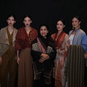 Rayakan 7 Tahun, Tobatenun Gandeng 5 Desainer Tanah Air Kreasikan Tenun Batak