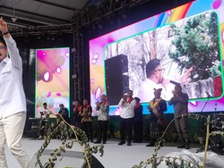 Wamenbud Giring Nyanyikan 2 Lagu di Pesta Bunga dan Buah di Karo