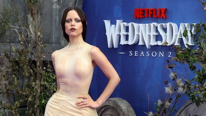 img-title Gothic & Glamor, Jenna Ortega Pakai Dress
