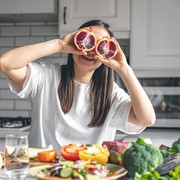 Sering Lemas dan Pucat? Konsumsi 5 Buah Penambah Zat Besi yang Enak dan Segar Ini