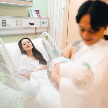 Terungkap Penyebab Erika Carlina Melahirkan Lebih Cepat