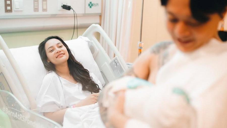 7 Potret Detik-detik DJ Bravy Temani Erika Carlina Melahirkan 7 Potret Detik-detik DJ Bravy Temani Erika Carlina Melahirkan