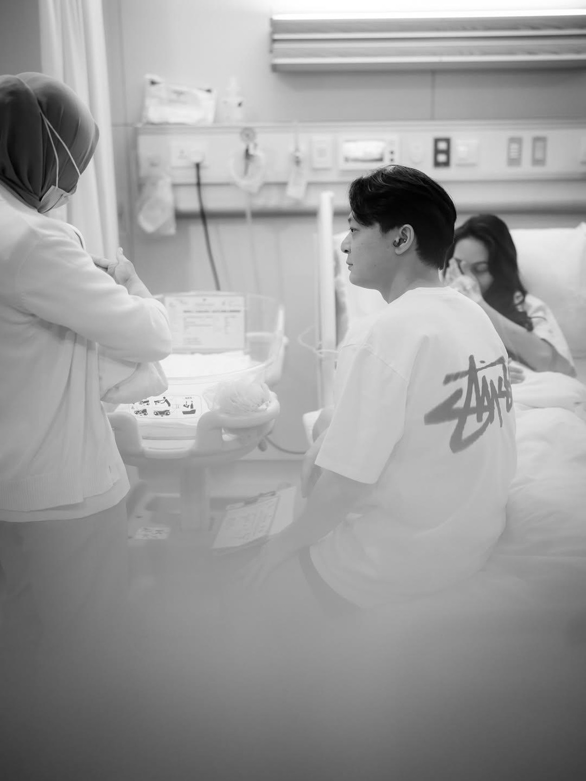 7 Potret Detik-detik DJ Bravy Temani Erika Carlina Melahirkan