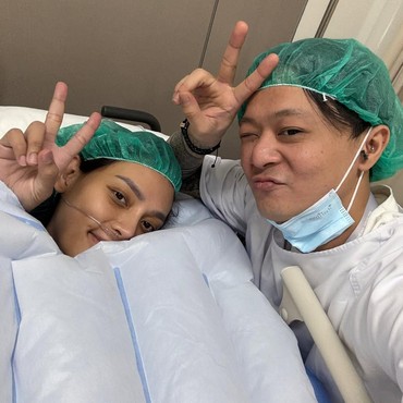 7 Potret Detik-detik DJ Bravy Temani Erika Carlina Melahirkan