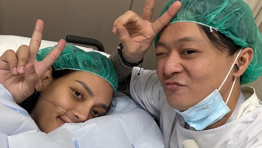 7 Potret Detik-detik DJ Bravy Temani Erika Carlina Melahirkan