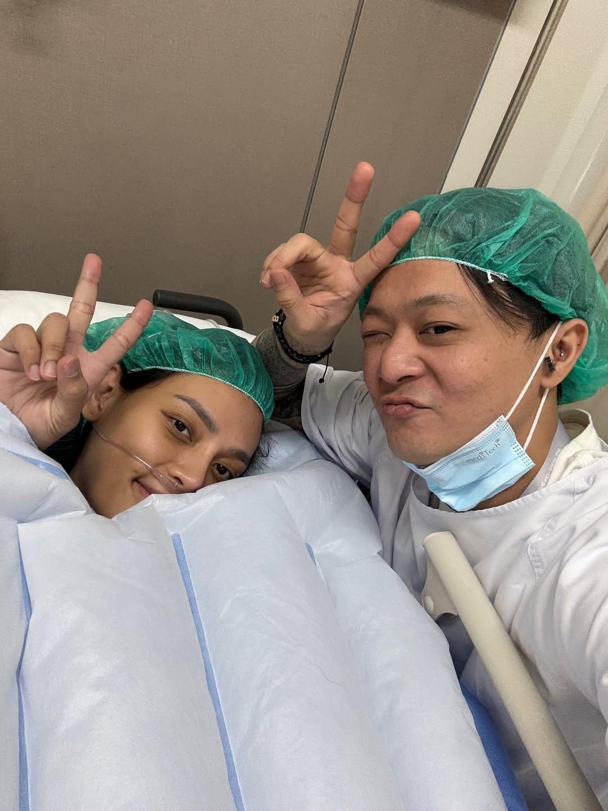 7 Potret Detik-detik DJ Bravy Temani Erika Carlina Melahirkan