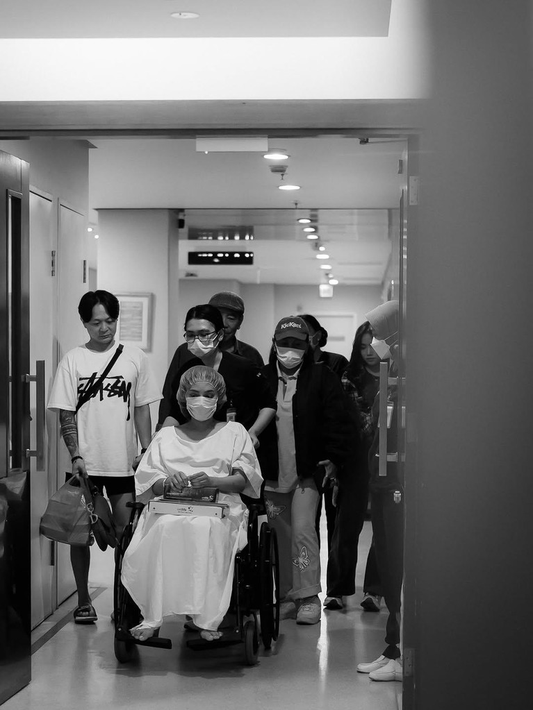 7 Potret Detik-detik DJ Bravy Temani Erika Carlina Melahirkan