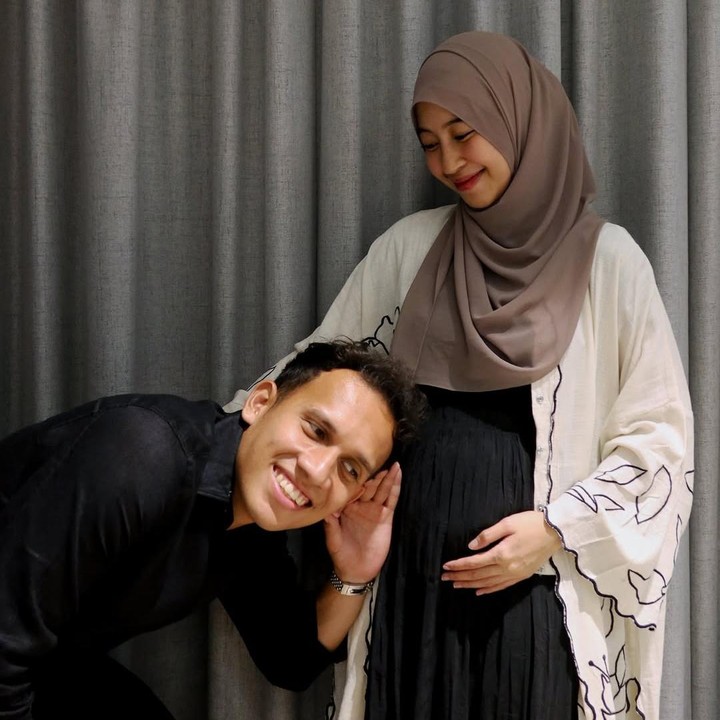 <p>Kabar bahagia datang dari pemain sepak bola Egy Maulana Vikri. Sang istri Adiba Khanza mengumumkan kehamilan pertamanya ke publik. Kabar bahagia ini disampaikan Adiba dan sang suami di akun media sosial belum lama ini. "<em>Bismillah, our beautiful blessing is on the way..</em>," tulisnya. (Foto: Instagram @adiba.knza/ @egymaulanavikri)</p>