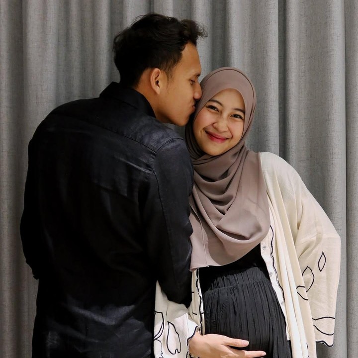 <p>Meski sudah mengumumkan kabar bahagia ini ke publik, Adiba dan Egy tampaknya belum mau mengungkap detail kehamilan pertama ini. Keduanya masih merahasiakan usia kandungan Adiba dan jenis kelamin anak pertama mereka. (Foto: Instagram @adiba.knza/ @egymaulanavikri)</p>