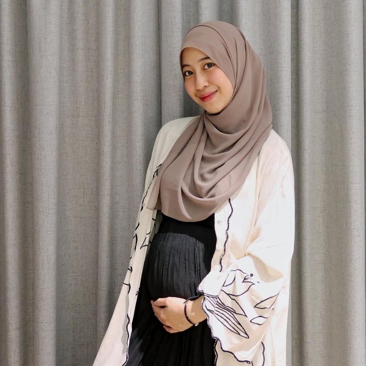 <p>Melalui unggahan di Instagram, Adiba sudah pamer baby bump kehamilan pertamanya yang sudah terlihat besar. Tampaknya, Adiba dan Edy sengaja merahasiakan kabar ini di awal kehamilan. (Foto: Instagram @adiba.knza/ @egymaulanavikri)</p>