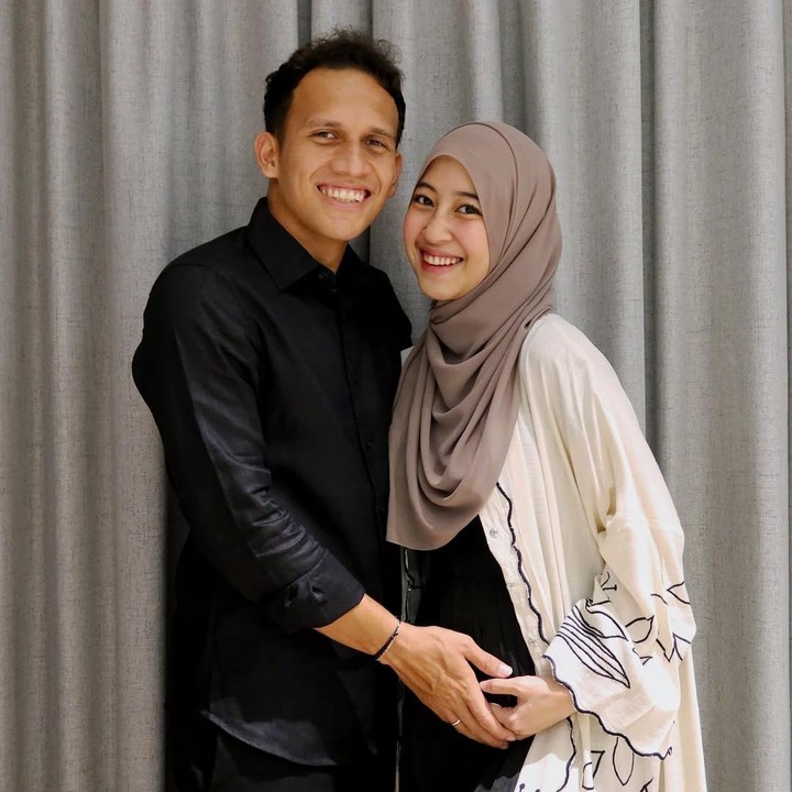 <p>Ibunda Adiba, Umi Pipik, turut mengomentari unggahan kabar kehamilan anaknya nih. Umi Pipik menuliskan doa dan harapannya untuk kehamilan sang putri. "Akhirnya publish yaa, semogaa sehat selamanya, syukuran depan kabah doa depan kabah kemaren semoga Allah berikan sehat mama n <em>babynya</em> dan Allah berikan anak yg sholeh/shalihah, <em>syukron</em> Allah," ungkap Umi Pipik. (Foto: Instagram @adiba.knza/ @egymaulanavikri)</p>