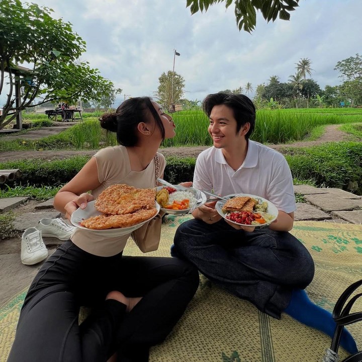 <p>Bahkan, belum lama ini, Angga juga kembali membagikan foto-foto bersama sang istri. Namun, kali ini pria asal Lombok itu hanya melengkapi <em>postingan</em> dengan emoticon hati berwarna putih.&nbsp;(Foto: Instagram@angga)</p>