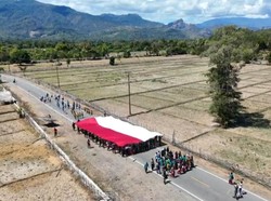 Bendera Merah Putih Raksasa Diarak di Perbatasan Indonesia-Timor Leste