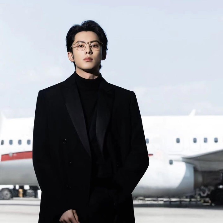 <p>Namun, sebelum terjun ke dunia hiburan ternyata Dylan pernah belajar menjadi pramugara saat masih duduk di sekolah menengah. Ia juga merupakan lulusan Sichuan Southwest College of Civil Aviation.&nbsp;(Foto: Instagram@dylan_wang_1220)</p>