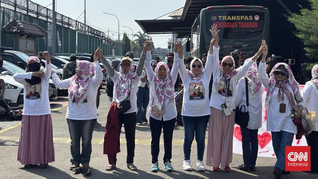 Pendukung 'emak-emak' mendatangi Rutan Cipinang tempat Tom Lembong ditahan usai Presiden Prabowo memberikan abolisi.