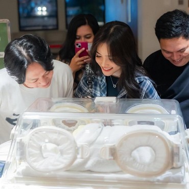 Bestie Goals! Ini 7 Potret Fuji Temani Erika Carlina Melahirkan Anak DJ Panda