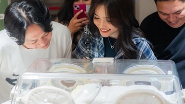 Bestie Goals! Ini 7 Potret Fuji Temani Erika Carlina Melahirkan Anak DJ Panda