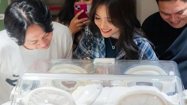 Bestie Goals! Ini 7 Potret Fuji Temani Erika Carlina Melahirkan Anak DJ Panda